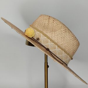 Sombrero ala plana lateral